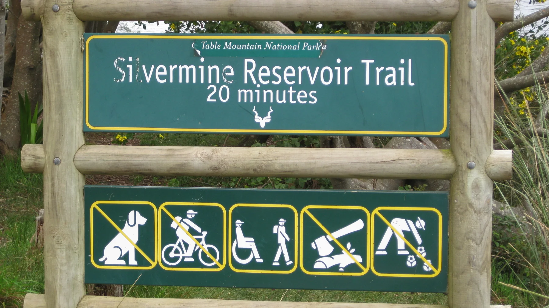A wooden-framed sign marks the Silvermine Reservoir Trail and a twenty-minute route.