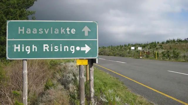 A green roadside sign points toward Haasvlakte and High Rising.