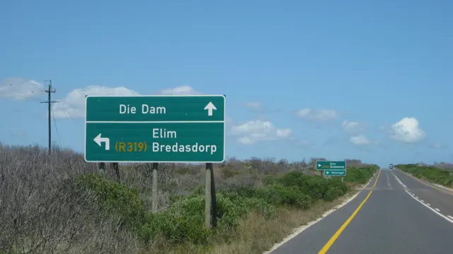 A green sign points toward Die Dam, Elim and Bredasdorp.