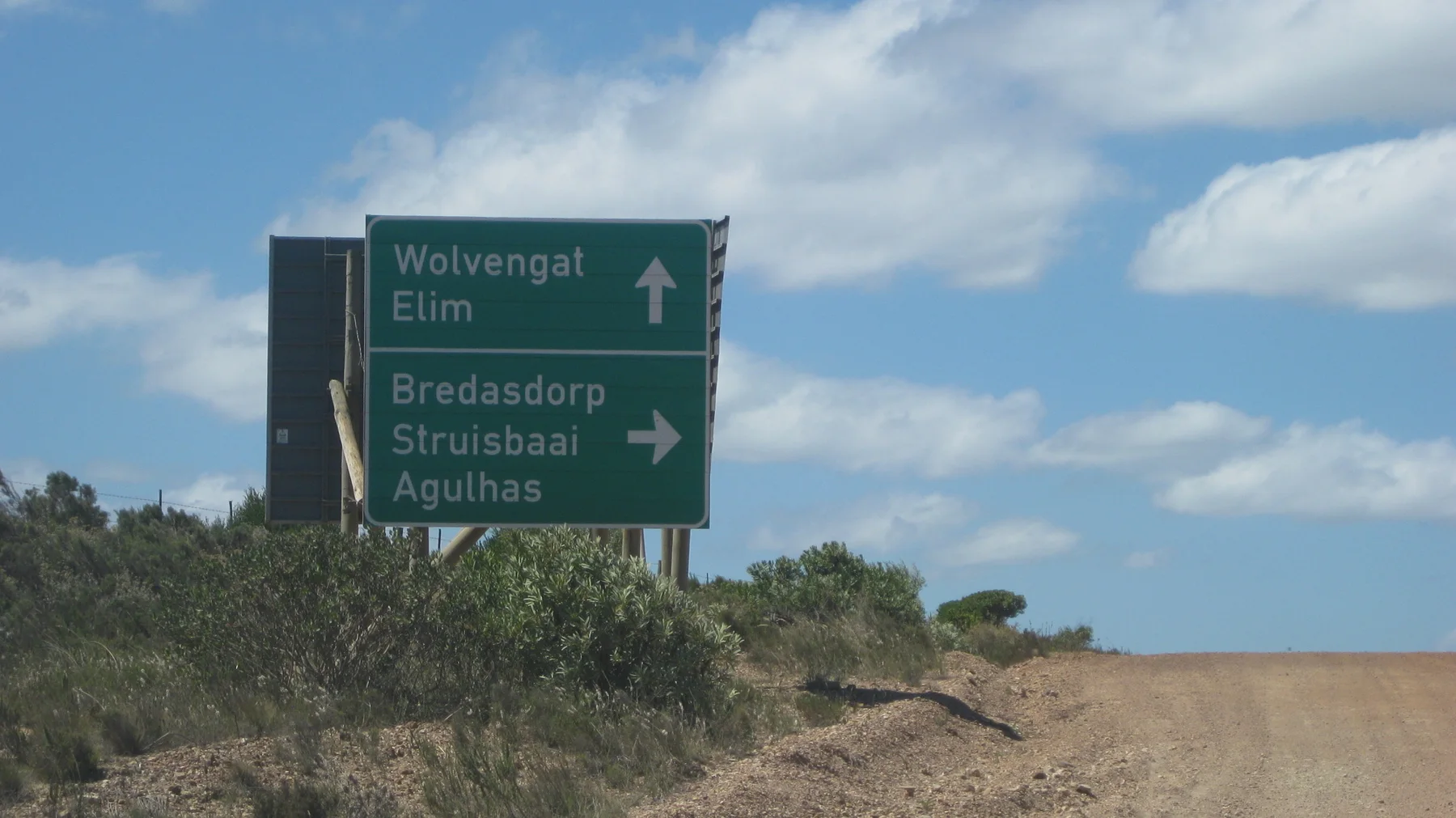 A green sign points toward Wolvengat, Elim and coastal destinations.