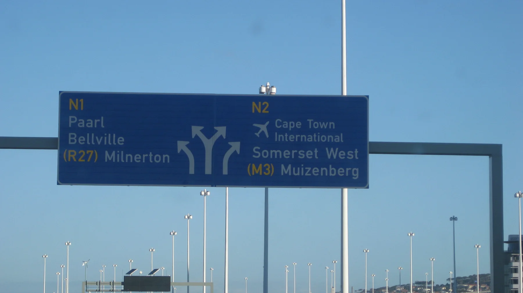 Blue motorway signs mark routes toward Paarl, Bellville and other Western Cape destinations.